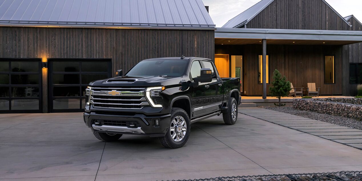 Silverado 2500 HD High Country in Black with available features shown.