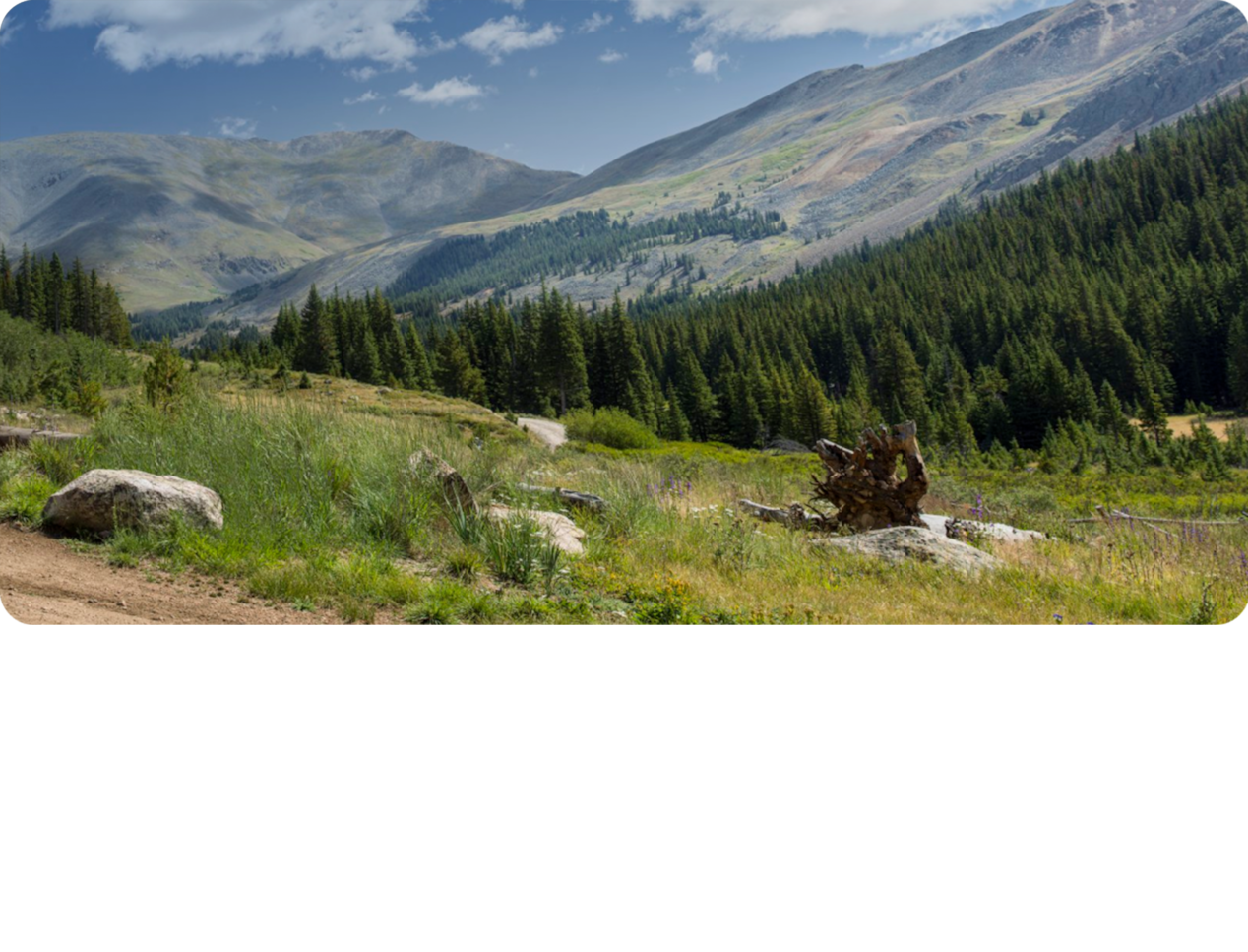 Three Quarters View of a 2025 Chevy Traverse on with Mountains in the Background