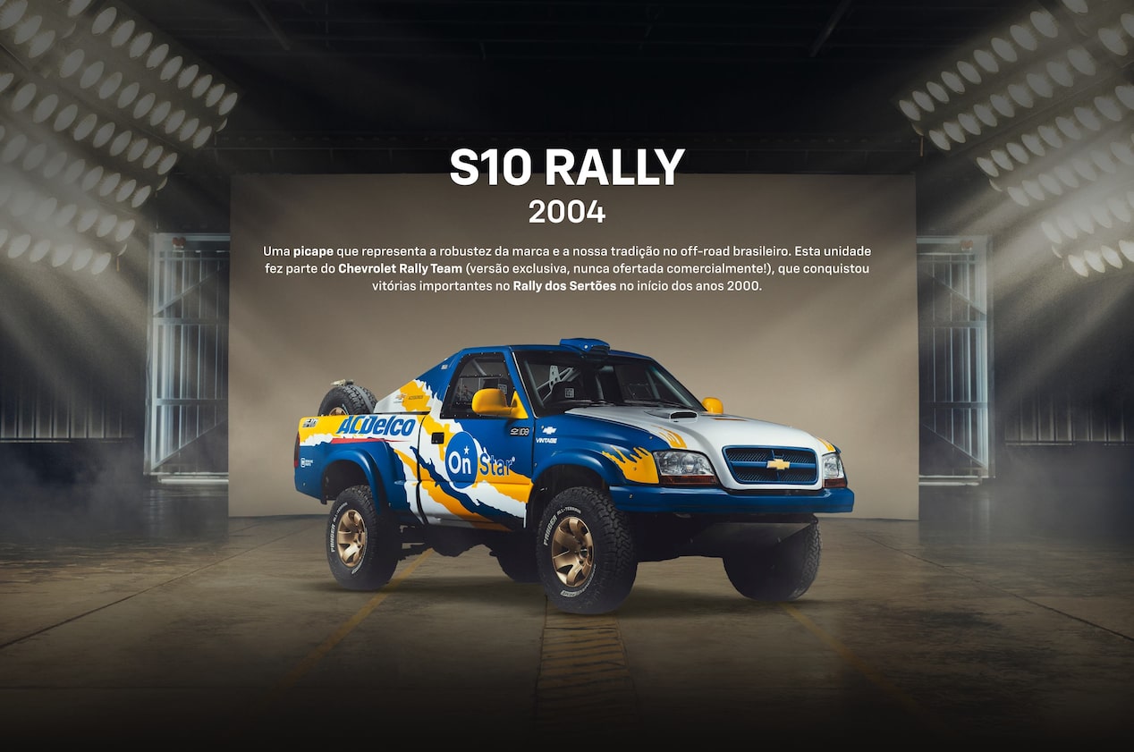 Picape Chevrolet S10 Rally azul e amarela fotografada em estúdio, com visual off-road e adesivos de corrida.