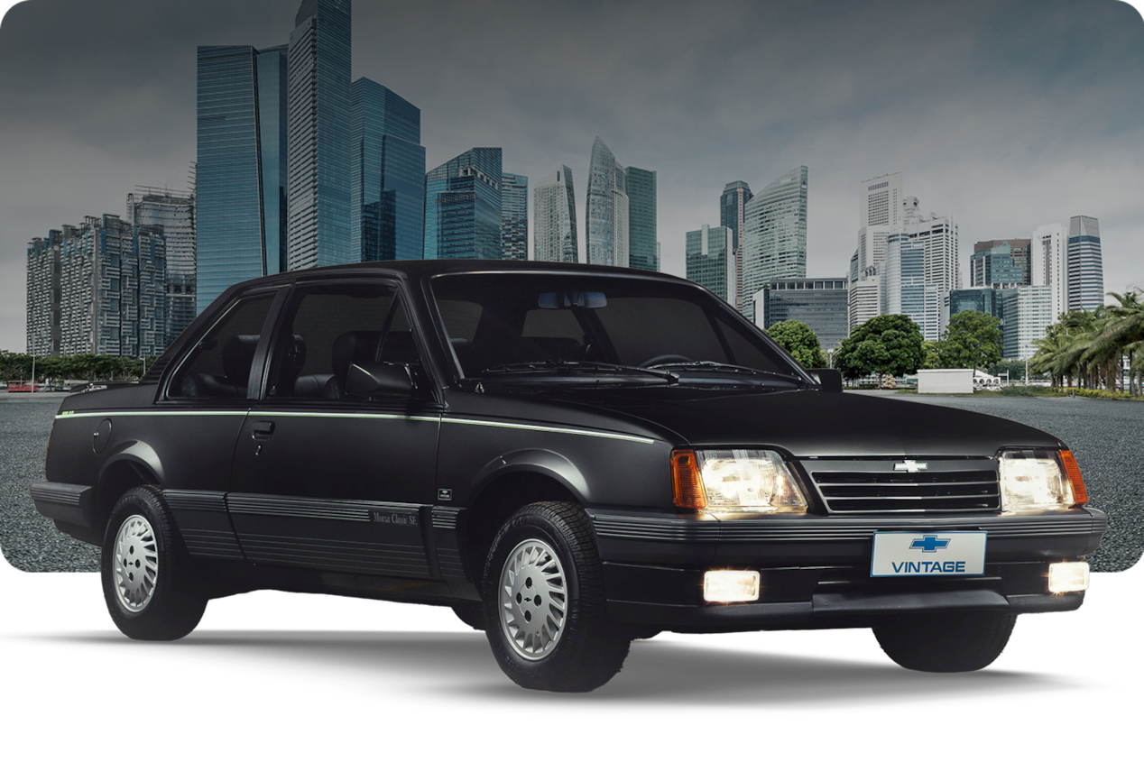 Chevrolet Monza 500 EF preto de 1990 estacionado em cenário urbano com prédios ao fundo.