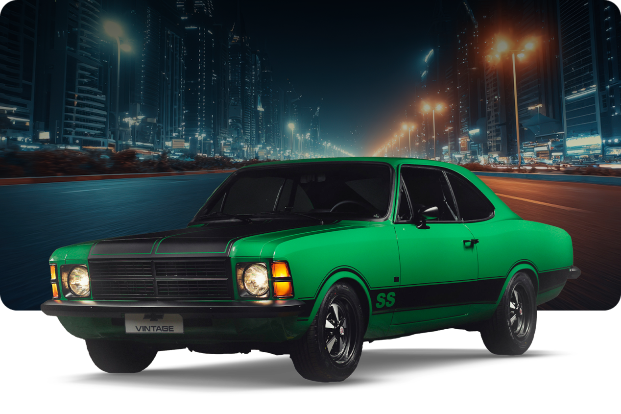 Chevrolet Opala SS-V verde de 1979 estacionado à noite com luzes da cidade refletindo ao fundo.