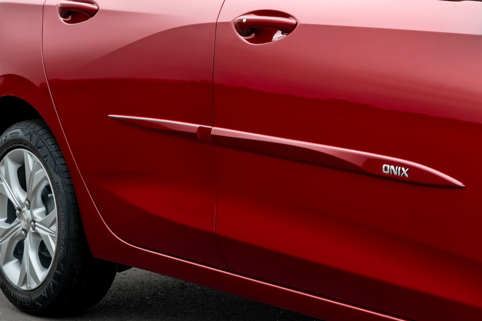 Friso lateral com nome cromado para Novo Onix 2020