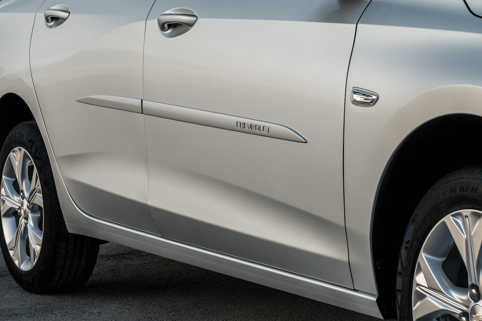 Friso lateral com nome "Chevrolet" para Novo Onix 2020