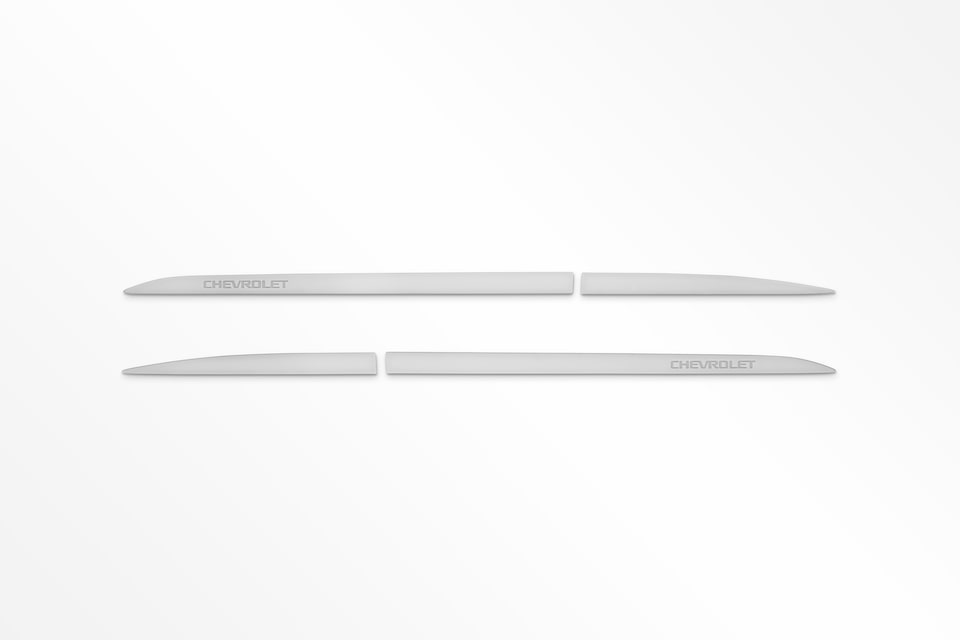 Friso lateral com nome "Chevrolet" para Novo Onix 2020