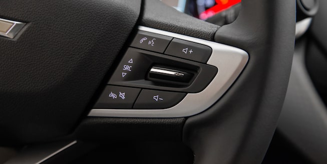 Controle de funções no volante do novo Onix 2025 carro hatch com Wi-Fi