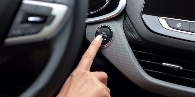 Acionamento de ignição por botão no novo Onix 2025 carro hatch com Wi-Fi