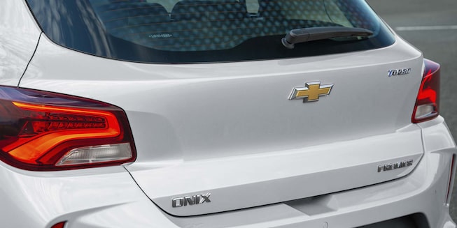 Design externo da traseira do novo Onix 2025 carro hatch com Wi-Fi Chevrolet