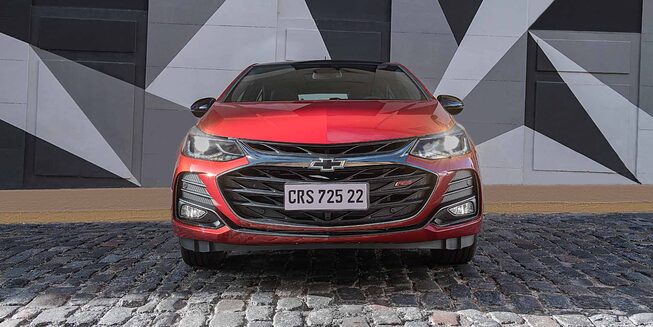 Faróis dianteiros do novo Chevrolet Cruze Sport6 RS, carro hatch esportivo turbo