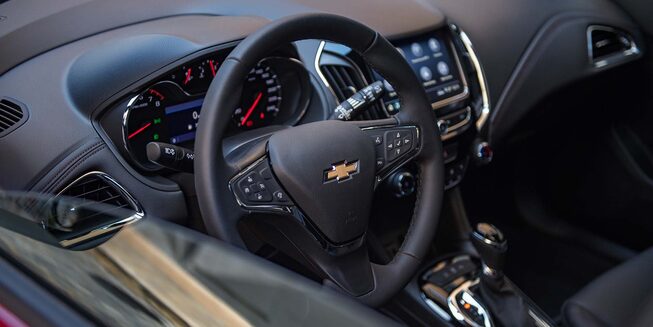 Chevrolet esportivo turbo Cruze Sport6 RS 2023 com volante multifuncional