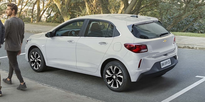 Novo Onix 2025 carro hatch com Wi-Fi e rodas de liga leve aro 16"