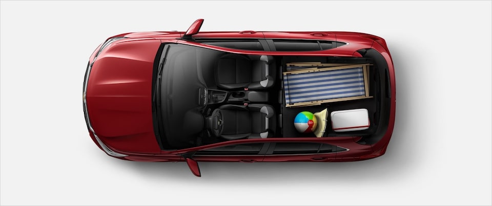 Carro hatch com amplo espaço interno para viagens Chevrolet Onix 2023