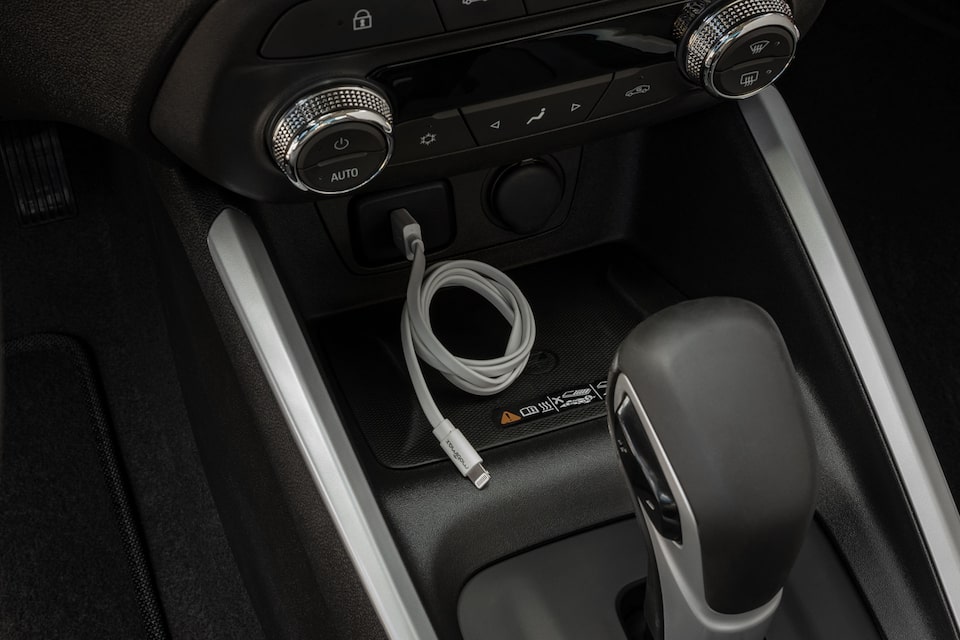Cabo USB da Apple para carregar o celular no carro Novo Tracker 2021