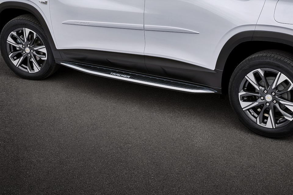 Estribo lateral para o Novo Tracker 2021 com acabamento diferenciado e detalhes cromados