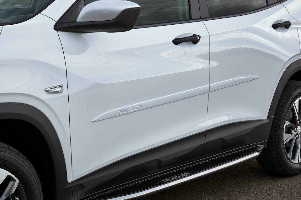 Friso lateral Chevrolet do Pacote Safety para Novo Tracker 2021