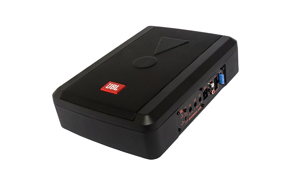 Subwoofer JBL para atender e escutar músicas no Novo Tracker 2023