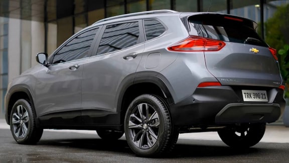 Novo SUV Tracker 2023 vem com rodas de alumínio aro 17", grade frontal com detalhes cromados e rack de teto em prata