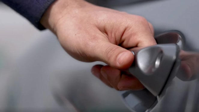 Destrave as portas pelo sensor de aproximação na chave e dê a partida com um toque no botão do painel