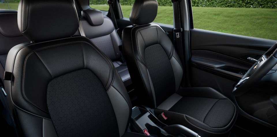 Imagem interna do novo Chevrolet Spin, com foco nos bancos com revestimento premium.