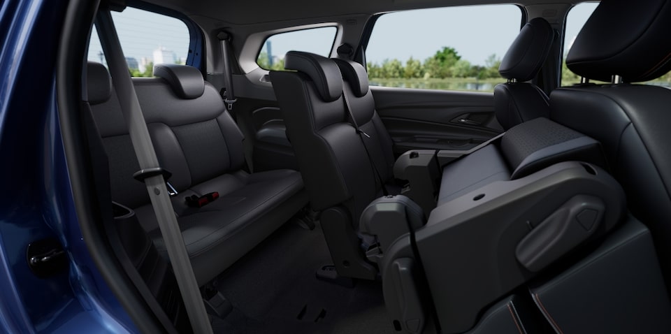 Imagem interna do novo Chevrolet Spin, com foco nos bancos com revestimento premium, e com segunda fileira bipartida e rebatível.