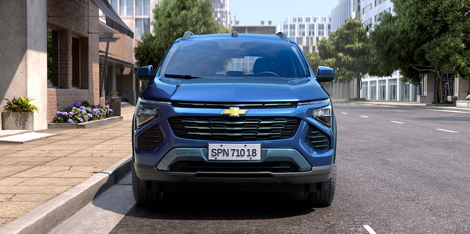 Imagem frontal do novo Chevrolet Spin, na cor Azul Boreal, com foco na grade frontal com detalhes cromados.