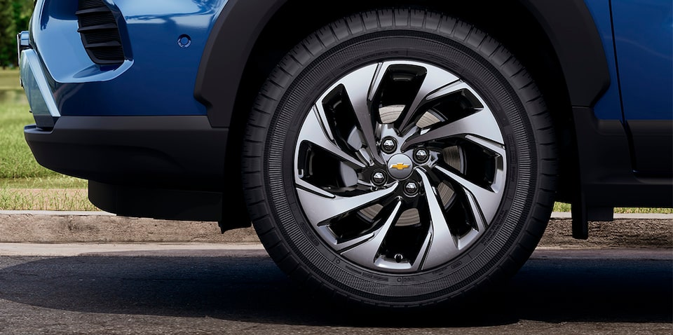Imagem do novo Chevrolet Spin, na cor Azul Boreal, com foco nas rodas de liga leve de 16 polegadas com acabamento exclusivo.