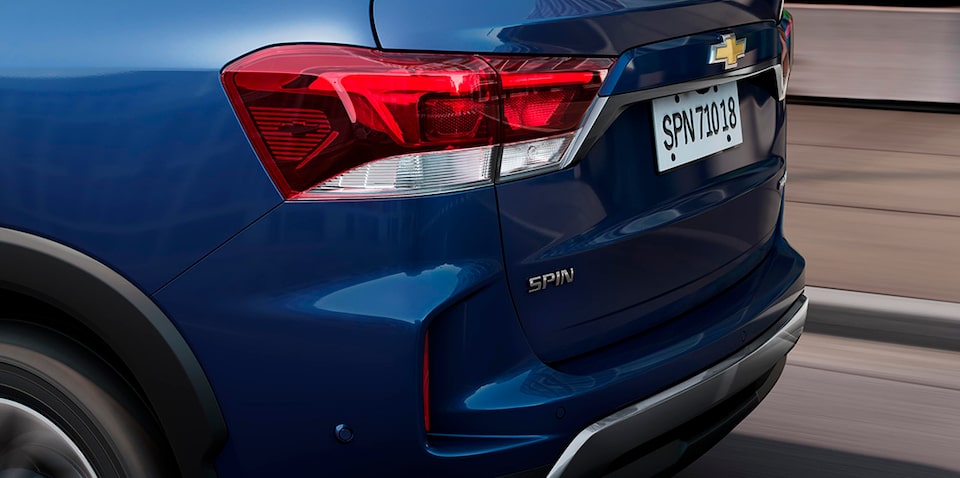Imagem do novo Chevrolet Spin, na cor Azul Boreal, com foco nas lanternas em LED.
