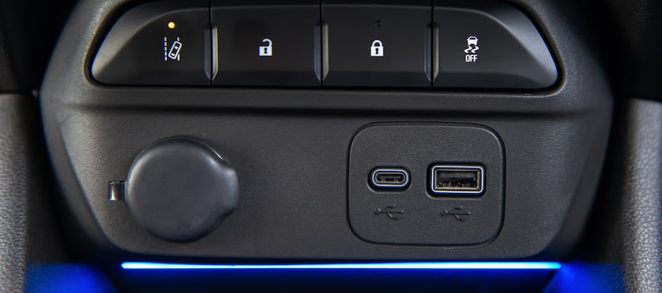 Imagem interna do novo Chevrolet Spin, com foco nas entradas USB.