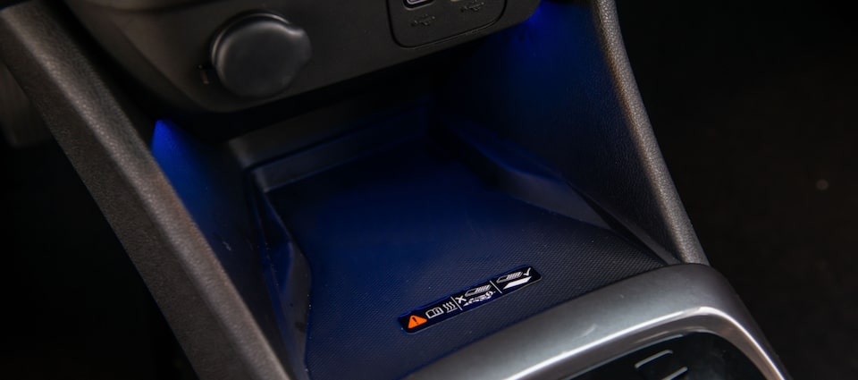 Imagem interna do novo Chevrolet Spin, com foco no carregador wireless.