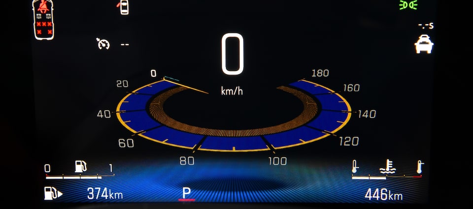 Imagem interna do novo Chevrolet Spin, com no foco painel de instrumentos digital de 8 polegadas.