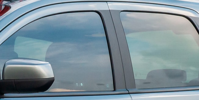 Adesivo do Chevrolet Spin MY25 para a coluna B no lado externo do carro