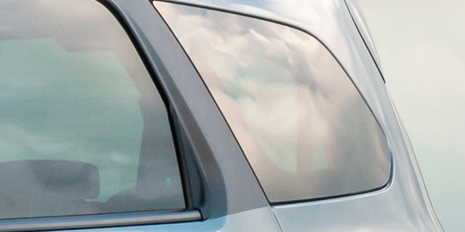 Adesivo do Chevrolet Spin MY25 para a coluna C no lado externo do carro