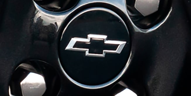 Calota de centro de roda na cor cinza carbon flash e emblema Chevrolet