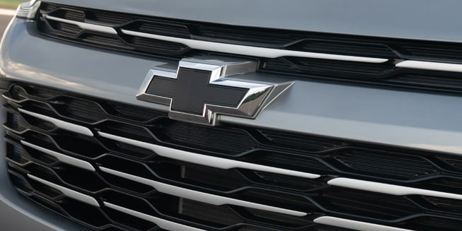 Emblema Chevrolet na cor preta na parte dianteira do veículo