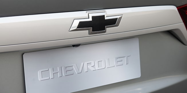 Emblema Chevrolet na cor preta na parte traseira do veículo