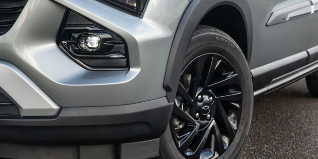 Parachoque cinza do Chevrolet Spin MY25 dando destaque ao farol de neblina com luzes de LED