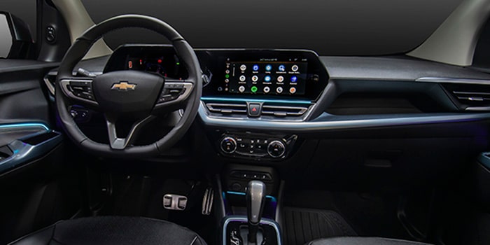 Painel do Chevrolet Spin MY25 com a iluminação interna de LED acesa