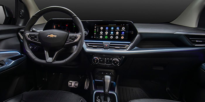 Painel do Chevrolet Spin MY25 com a iluminação interna de LED acesa