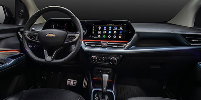 Painel do Chevrolet Spin MY25 com a iluminação interna de LED acesa