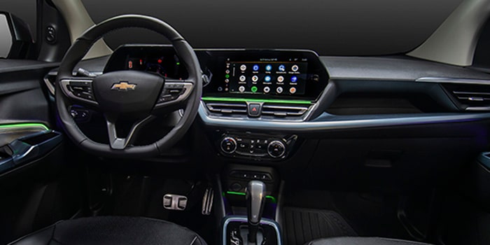 Painel do Chevrolet Spin MY25 com a iluminação interna de LED acesa