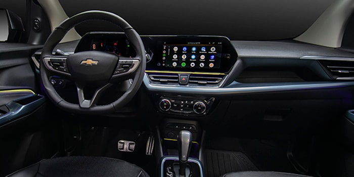 Painel do Chevrolet Spin MY25 com a iluminação interna de LED acesa
