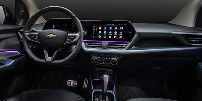 Painel do Chevrolet Spin MY25 com a iluminação interna de LED acesa