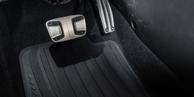 Pedal do Chevrolet Spin MY25 automático mostrando a luz interna