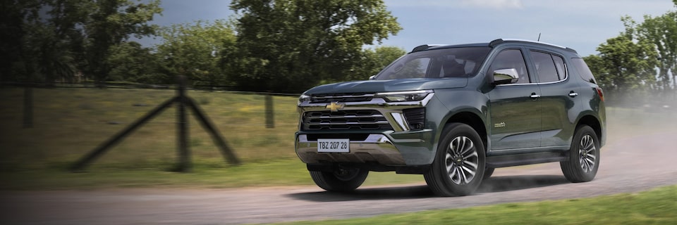 Trailblazer andando em estrada de terra, com texto sobre acessórios de segurança