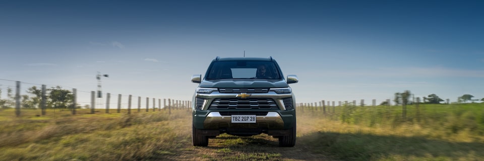 Imagem da Trailblazer em movimento em uma estrada de terra