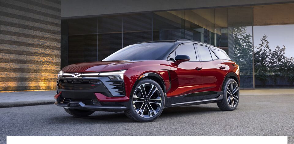 Blazer EV parado em frente a uma casa de alto padrão com estilo nórdico