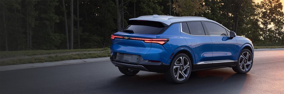 Equinox EV em uma estrada reta com árvores ao fundo