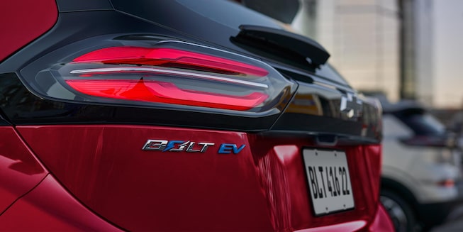 Faróis traseiros e emblema exclusivo do carro elétrico Bolt EV 2022