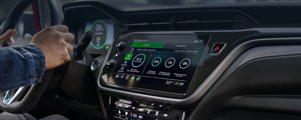 Bolt EV 2022 equipado com câmera HD com visão 360°, carregador wireless e volante e bancos dianteiros aquecidos