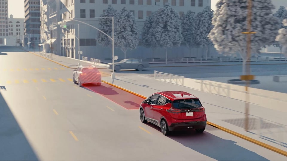 Carro elétrico Chevrolet Bolt EV 2022 equipado com indicador de distância do veículo da frente