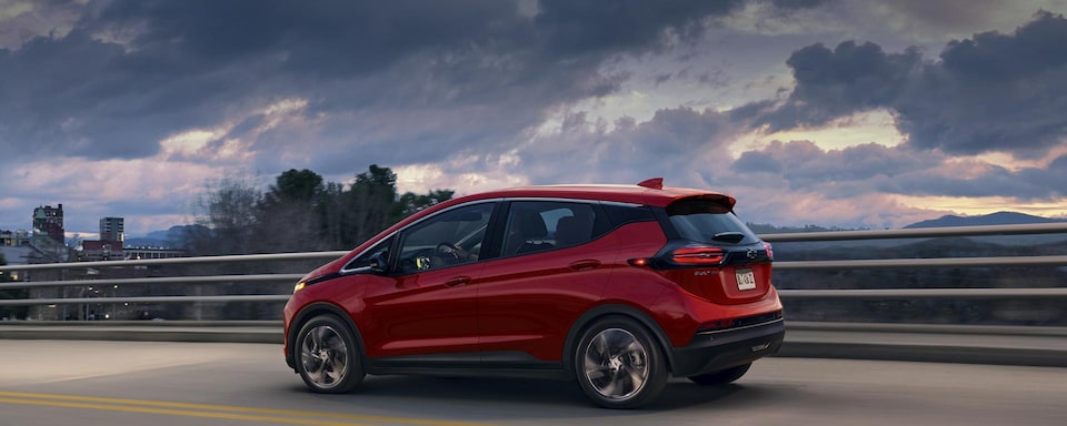 Bolt EV 2022 com 10 airbags, alerta de colisão com frenagem de emergência e alerta de ponto cego.
